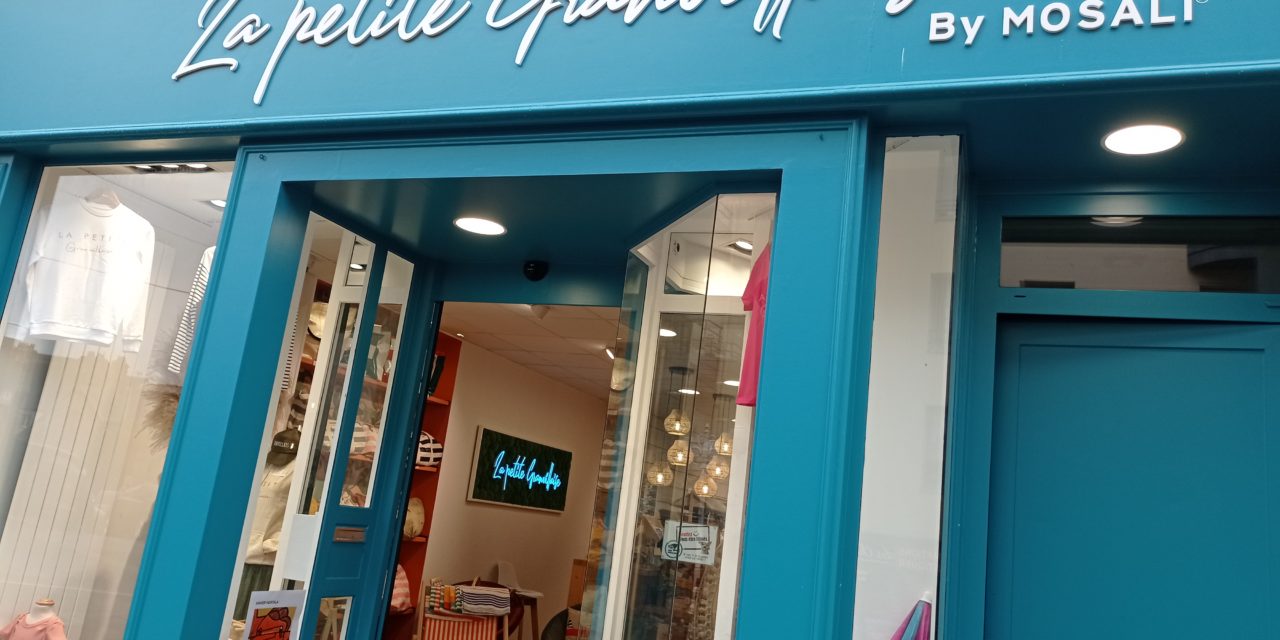 LA PETITE GRANVILLAISE BY MOSALI en plein centre ville de Granville (50 Manche). Boutique ou vous trouverez pleins d’idées cadeaux, accessoires, bijoux et vêtements. PLEINS DE NOUVEAUTÉS EN PERMANENCE ! Flocage sur place (personnalisation possible).