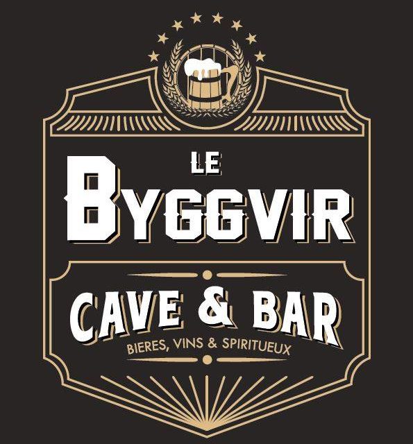 LE BYGGVIR À FOUGÈRES (ROUTE DE BEAUCÉ) CAVE & BAR. DÉCOUVREZ LES NOUVEAUTÉS, L’IMMENSE TERRASSE ET NOS SOIRÉES ICI ! Idée sortie entre amis ou en famille. Dans notre cave vous pourrez retrouver pleins d’idées cadeaux.