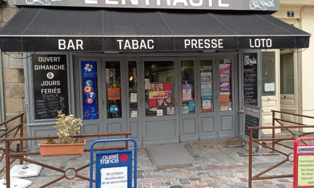 DÉCOUVREZ LE BAR DE L’ENTRACTE À FOUGÈRES. TABAC, PRESSE, LOTO, VAPE, PETITE RESTAURATION ET CONCERTS. NOTRE TERRASSE VOUS ATTENDS ! Petite Planche Tartinades à toutes heures ! Venez déguster la boisson du moment !