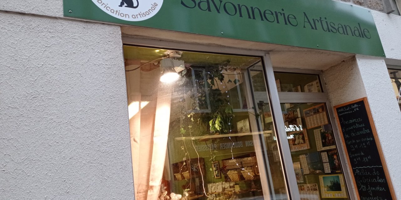 Venez découvrir votre savonnerie artisanale, Chat Botté à Avranches. Fabrication de savon artisanal visage / corps, savons cheveux, dentifrice, crème hydratante et accessoires pour la toilette. Vous propose également des ateliers de fabrications et de nombreuses idées cadeaux.