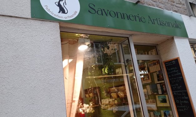 Venez découvrir votre savonnerie artisanale, Chat Botté à Avranches. Fabrication de savon artisanal visage / corps, savons cheveux, dentifrice, crème hydratante et accessoires pour la toilette. Vous propose également des ateliers de fabrications et de nombreuses idées cadeaux.